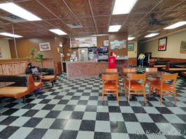 Cedar's Restaurant & Pizzeria inside