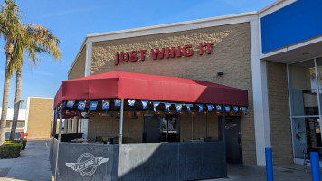 Just Wing It Valley Plaza food