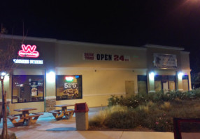 Wienerschnitzel outside