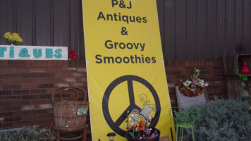 Groovy Smoothies outside