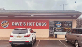 Dave's Hot Dogs outside