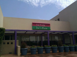 Joe's Pizza outside