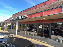 Bella's Pizzeria outside