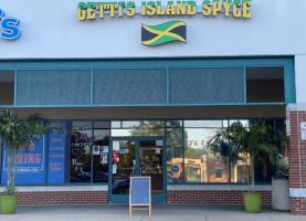 Getti's Island Spyce Lounge outside