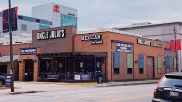 Uncle Julio's outside