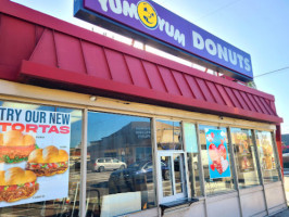 Yum Yum Donuts outside