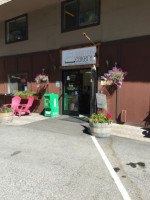 Sugar Pine Cakery Cafe outside