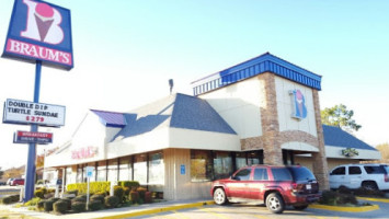 Braum's Ice Cream Dairy Store outside