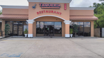 Taqueria Golden Chinese outside