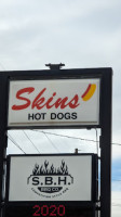 Skin's Hotdogs outside