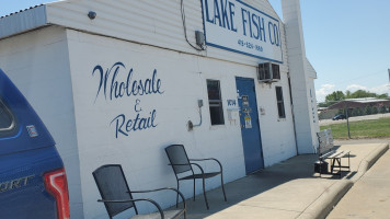 Lake Fish Company outside