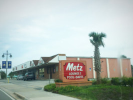 Metz Lounges outside