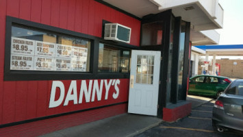 Danny's Italian Pizza Beef outside