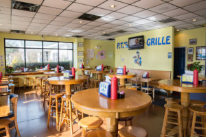 P.t. 's Olde Fashioned Grille inside