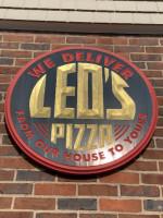 Leo's Pizza outside