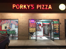 Porky's Pizza outside