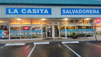 La Casita Salvadorena outside