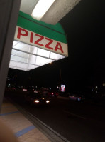 Giovanni's Pizzeria outside