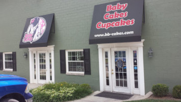 Gluten-free Miracles Bakery outside