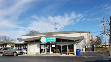 Gluten-free Miracles Bakery outside