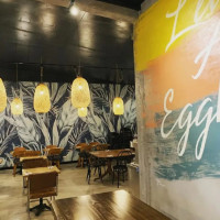 Egghead Cafe Honolulu inside