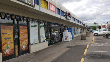 San Juan Supermarket outside