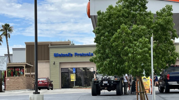 Wetzel's Pretzels food