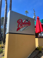 Roberto's Taco Del Mar outside