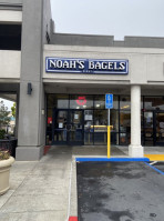 Noah's Ny Bagels outside