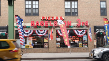 Pizza Bagels On Third outside