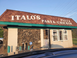 Italo's Pizza outside