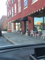 Molly's Courtyard Cafe Of Marietta outside