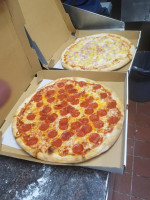 Maya's Pizzeria food