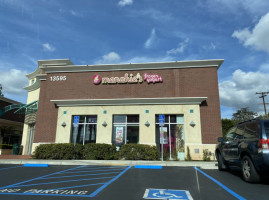 Menchie's Frozen Yogurt outside