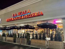 La Scala Pizzeria outside