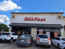 Cicis Pizza outside