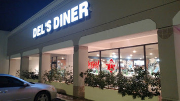 Del's Diner outside