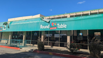 Round Table Pizza outside