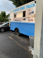 El Guanaco Food Truck outside
