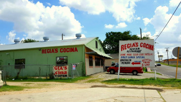 Regia's Cocina menu