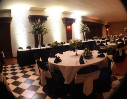 Hendri's Banquets Catering inside