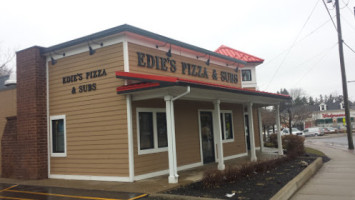 Edie's Pizza outside