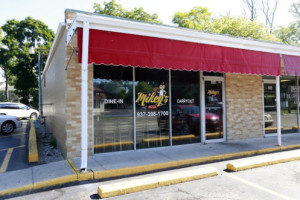 Mikey's Pizza outside