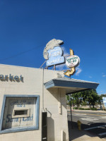 Pomona Fish Market outside