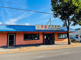 Powell's Seafood outside