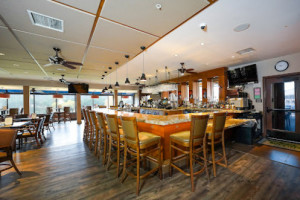 The Oaks Grill And Par Lounge inside