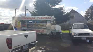 Hacemos Taquizas outside