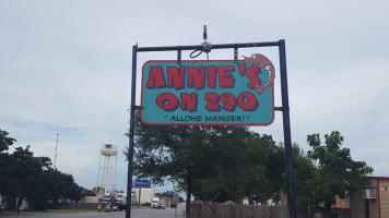 Annie's On 290 outside