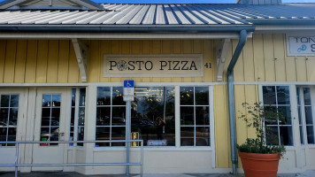 Posto Pizza outside