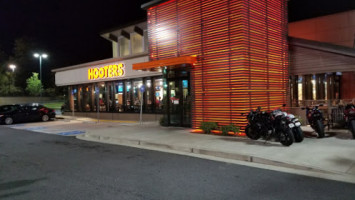 Hooters outside